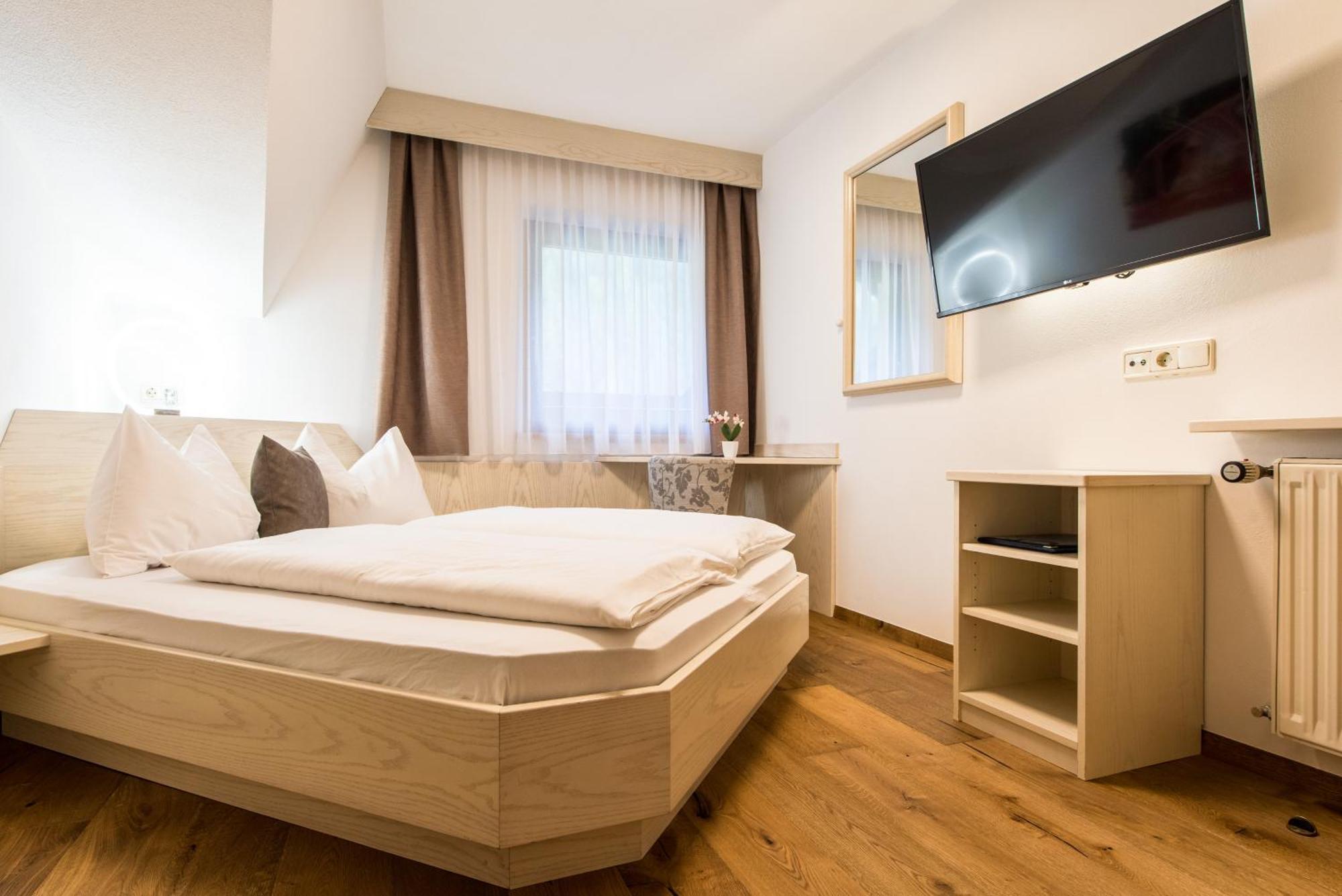 Hotel Sigmunderhof Chienes Bagian luar foto
